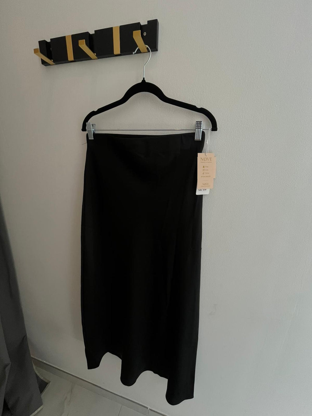 Jupe Longue Satin Noir Élégante