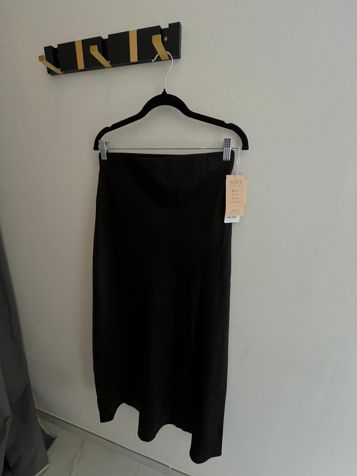 Jupe Longue Satin Noir Élégante