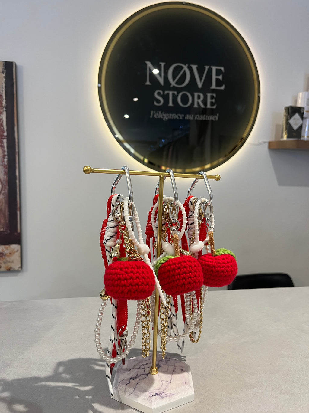 Charm Pomme Rouge Crochet Luxe — Perles & Chaîne Dorée