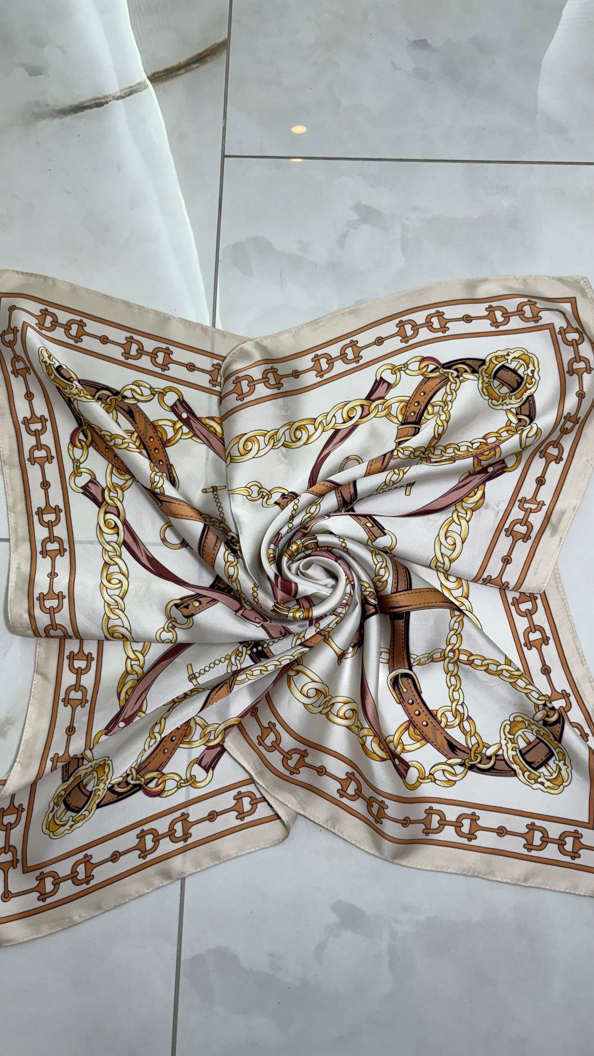 Foulard Satiné "Éclat Équestre" – L'Art du Détail