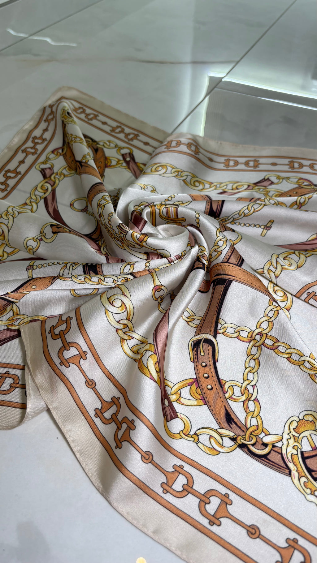 Foulard Satiné "Éclat Équestre" – L'Art du Détail