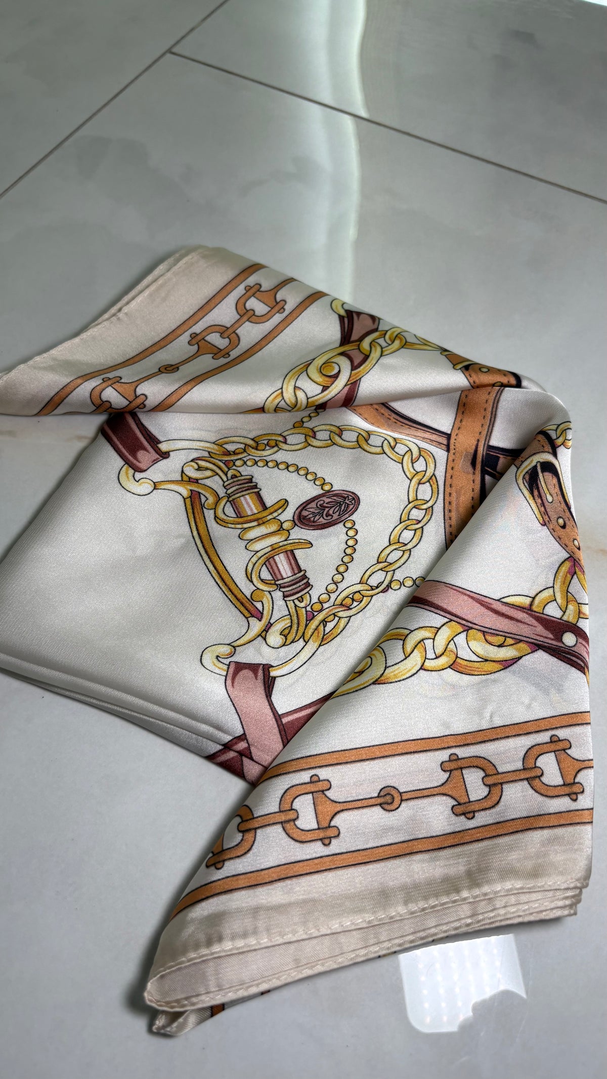 Foulard Satiné "Éclat Équestre" – L'Art du Détail