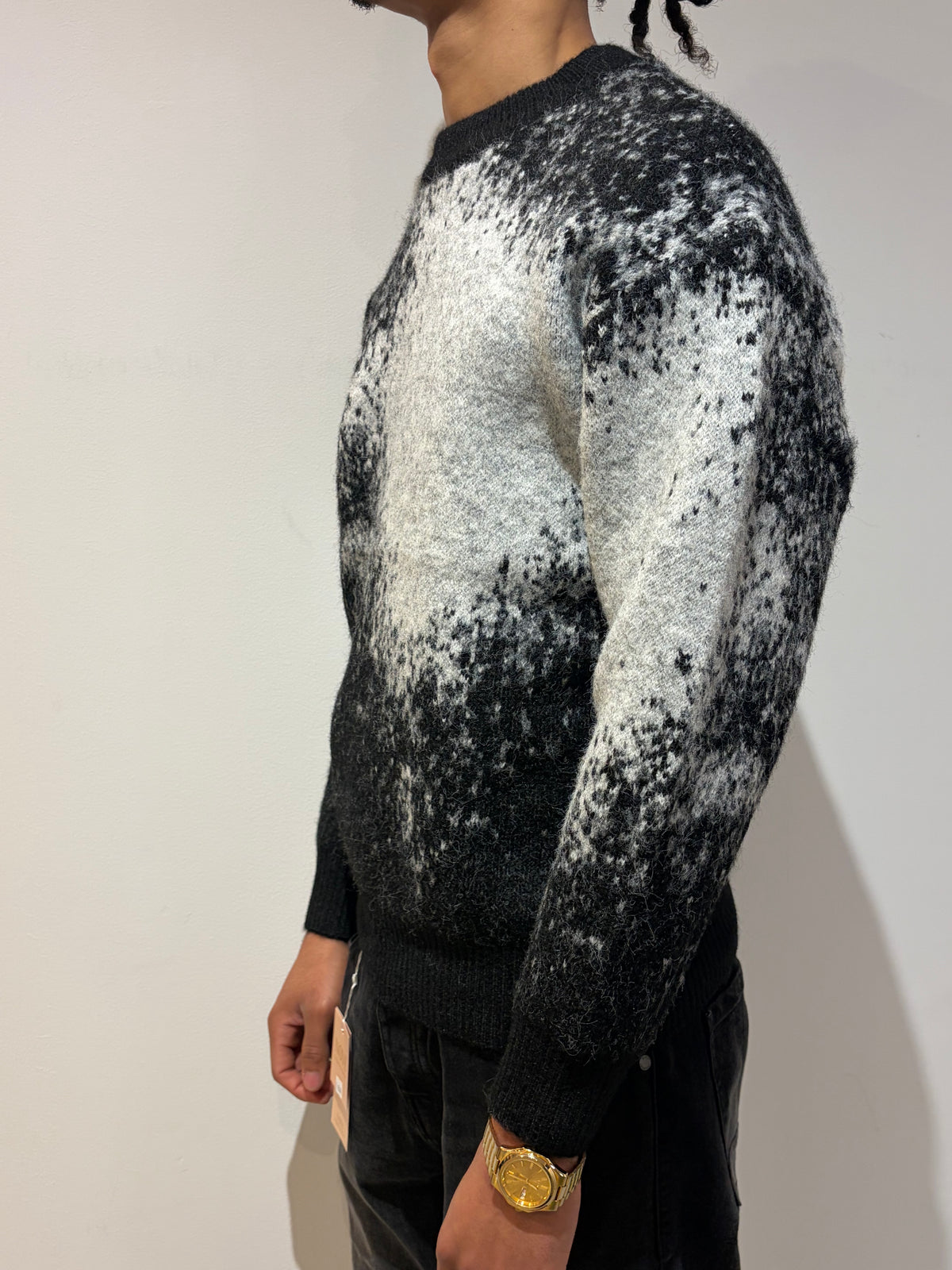 Pull noir au design abstrait chic