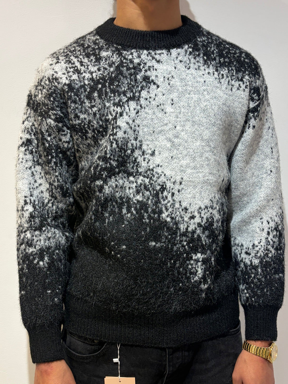 Pull noir au design abstrait chic