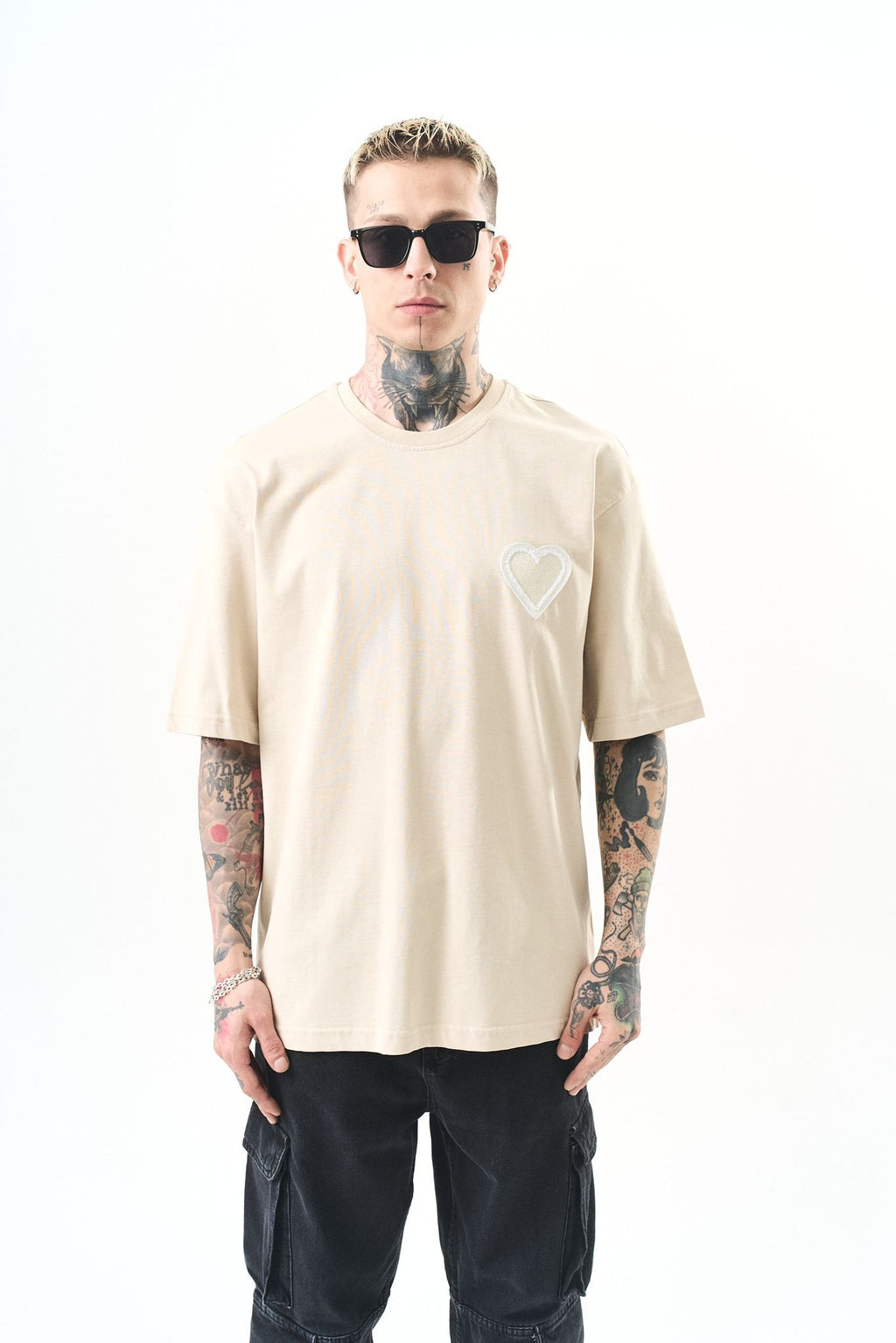 T-shirt beige oversize avec cœur brodé